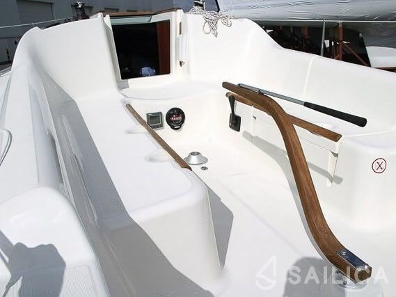 Jeanneau 2500 - Yacht Charter Sailica