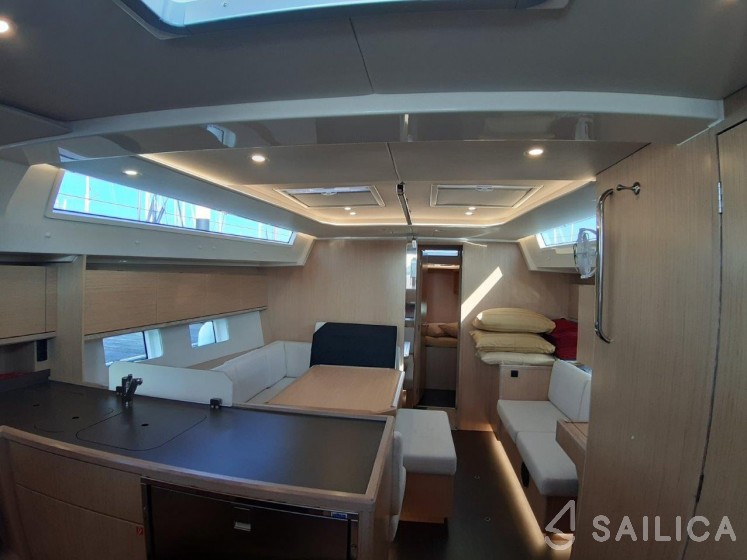 Bavaria C45 - 4 cab. - Yacht Charter Sailica