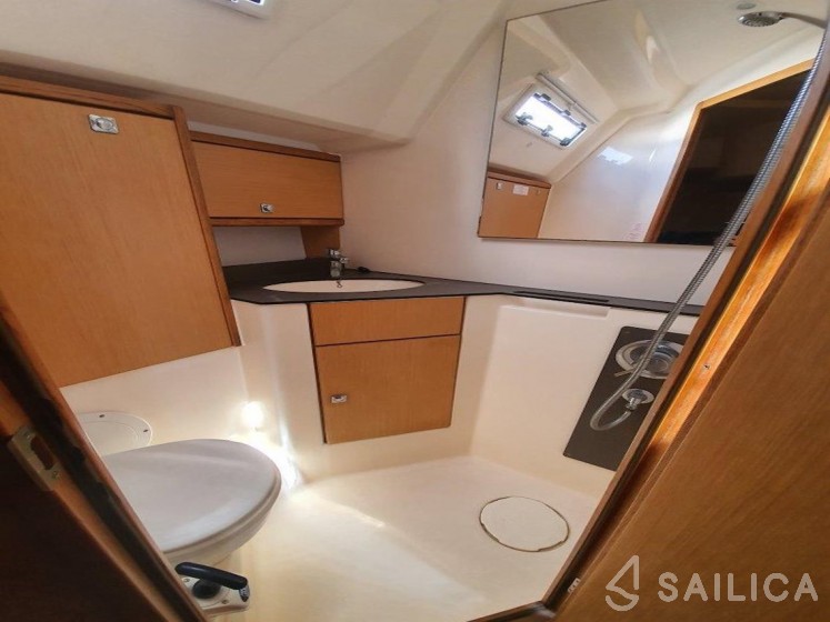 Bavaria Cruiser 46 - 3 cab. - Yacht Charter Sailica