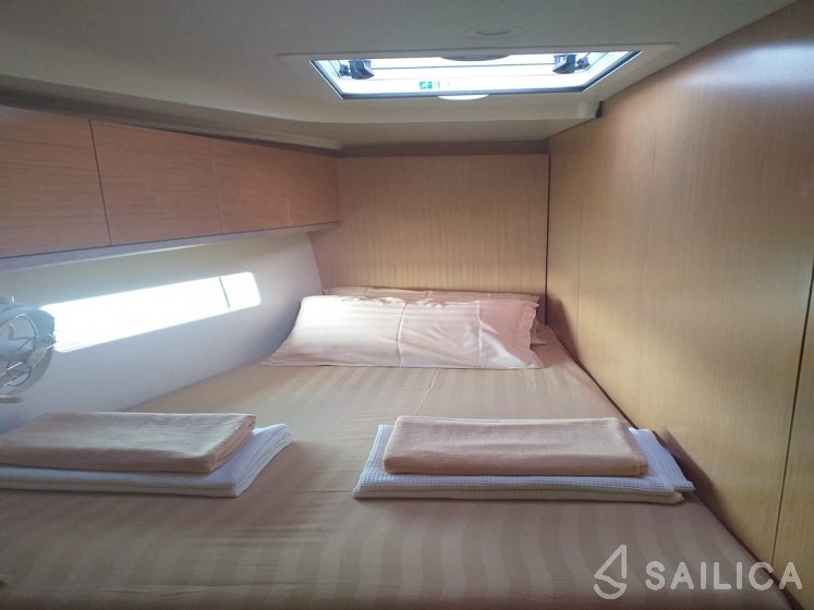 Bavaria C45 - 4 cab. - Yacht Charter Sailica