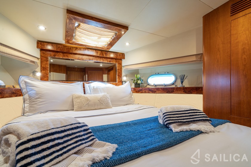 Majesty 50 Fly - Yacht Charter Sailica