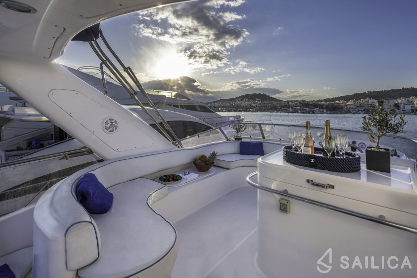 Majesty 50 Fly - Yacht Charter Sailica