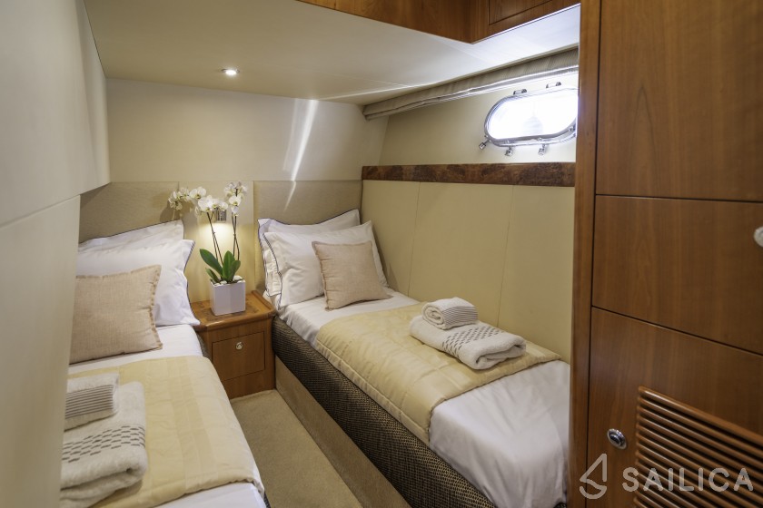 Majesty 50 Fly - Yacht Charter Sailica