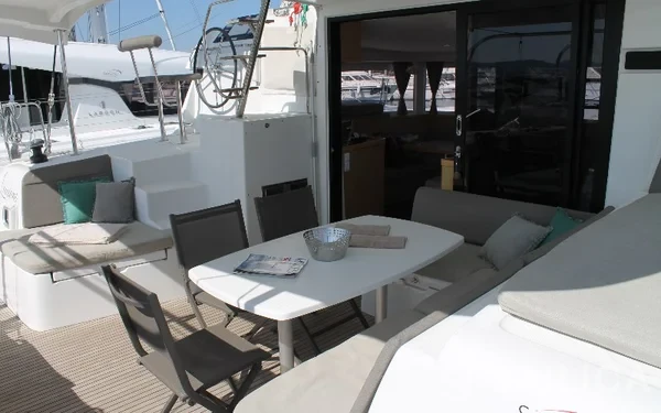 Lagoon 42 - Yacht Charter Sailica