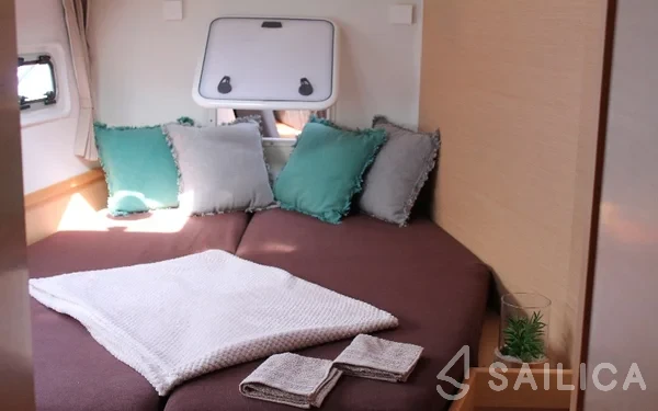 Lagoon 42 - Yacht Charter Sailica