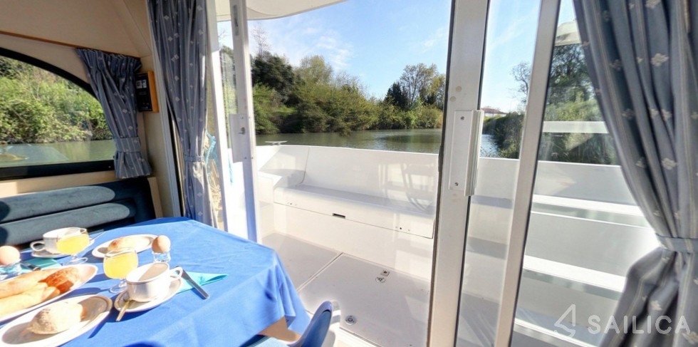 Le Boat Caprice - Yacht Charter Sailica