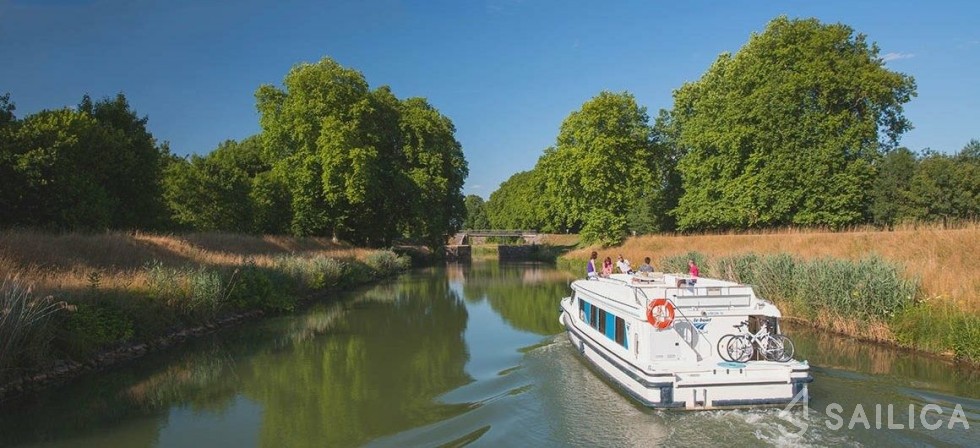 Le Boat Cirrus B - Yacht Charter Sailica