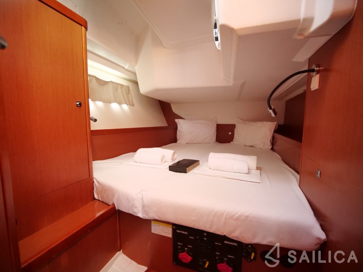 Oceanis 45 - Yacht Charter Sailica