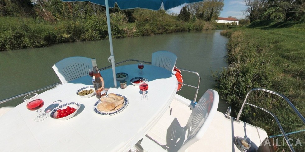 Le Boat Corvette A - Yacht Charter Sailica