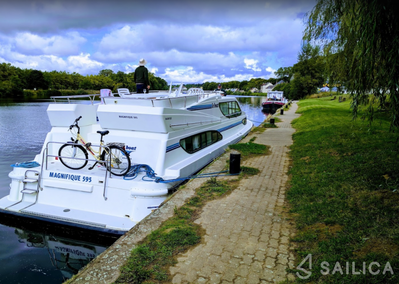 Le Boat Corvette B - Yacht Charter Sailica