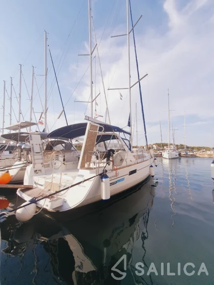 Oceanis 45 - Yacht Charter Sailica