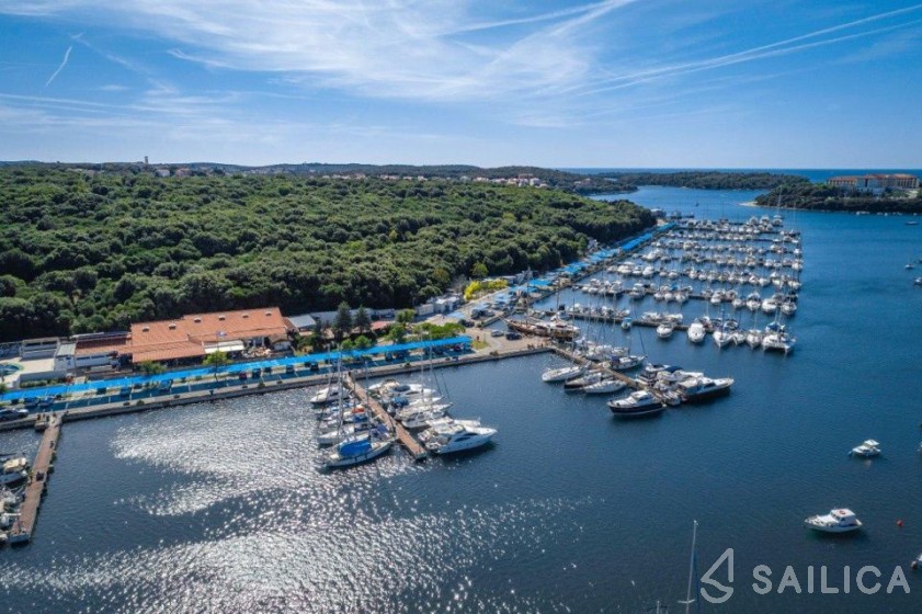 Oceanis 45 - Yacht Charter Sailica