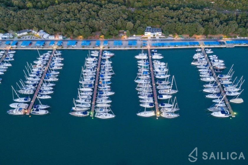 Oceanis 45 - Yacht Charter Sailica