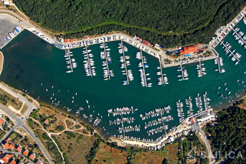 Oceanis 45 - Yacht Charter Sailica
