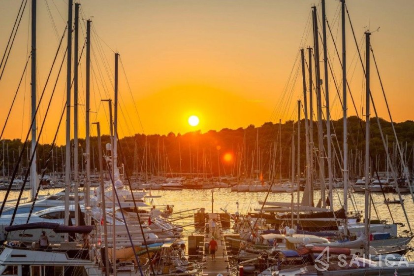 Oceanis 45 - Yacht Charter Sailica