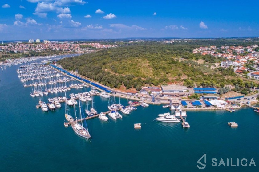 Oceanis 45 - Yacht Charter Sailica