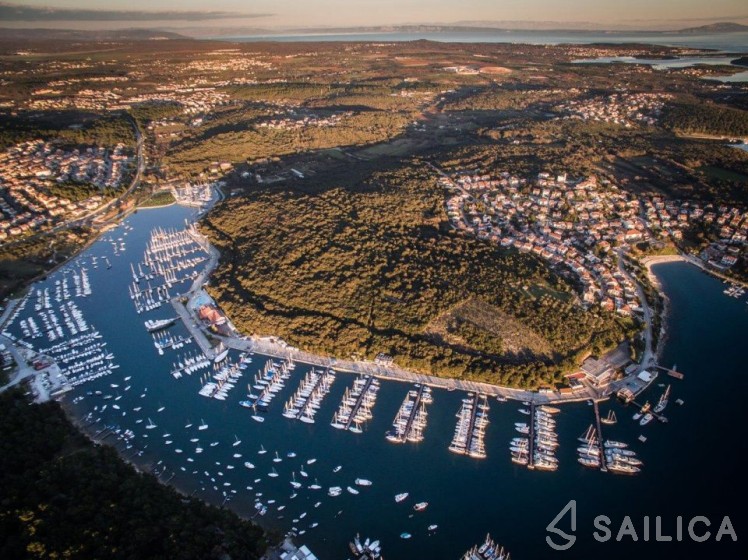 Oceanis 45 - Yacht Charter Sailica