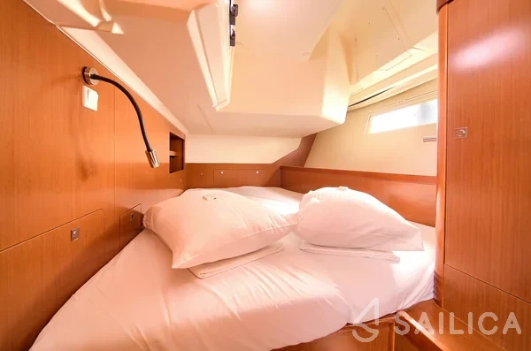Oceanis 45 - Yacht Charter Sailica