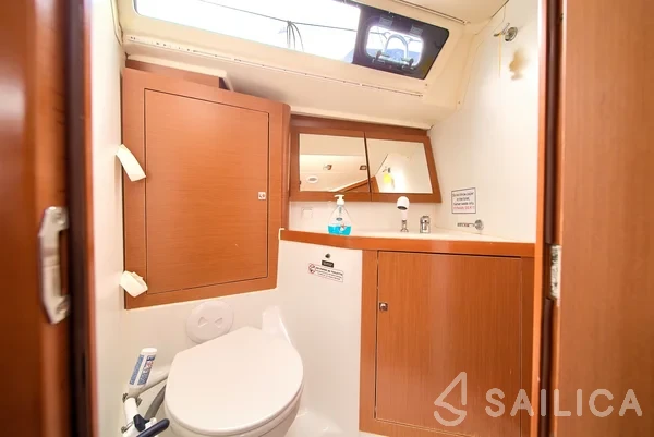 Oceanis 45 - Yacht Charter Sailica