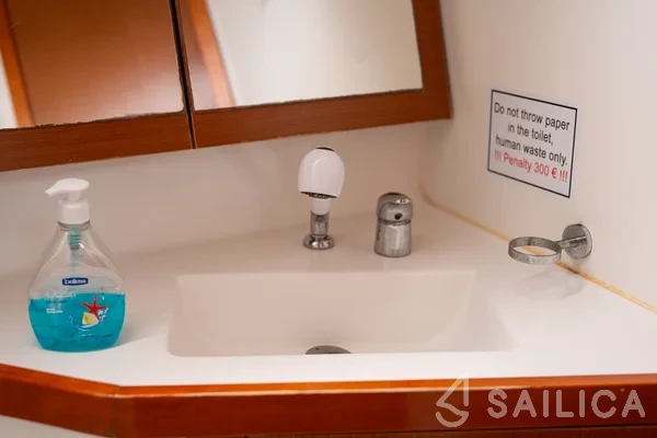 Oceanis 45 - Yacht Charter Sailica