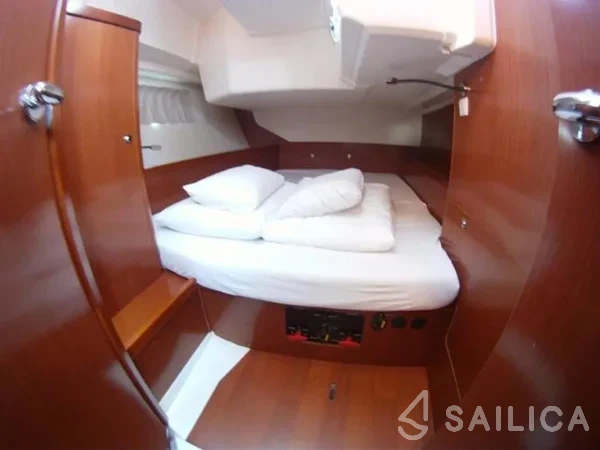 Oceanis 45 - Yacht Charter Sailica
