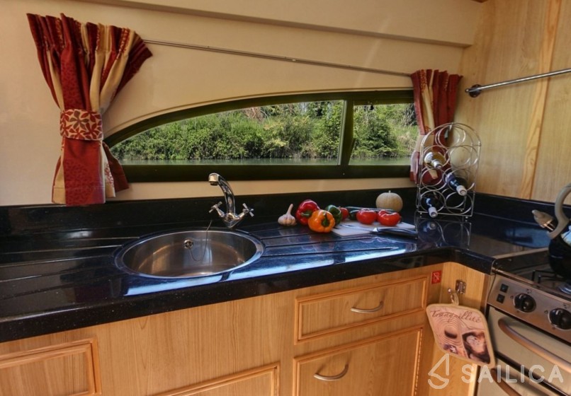 Le Boat Royal Mystique B - Yacht Charter Sailica