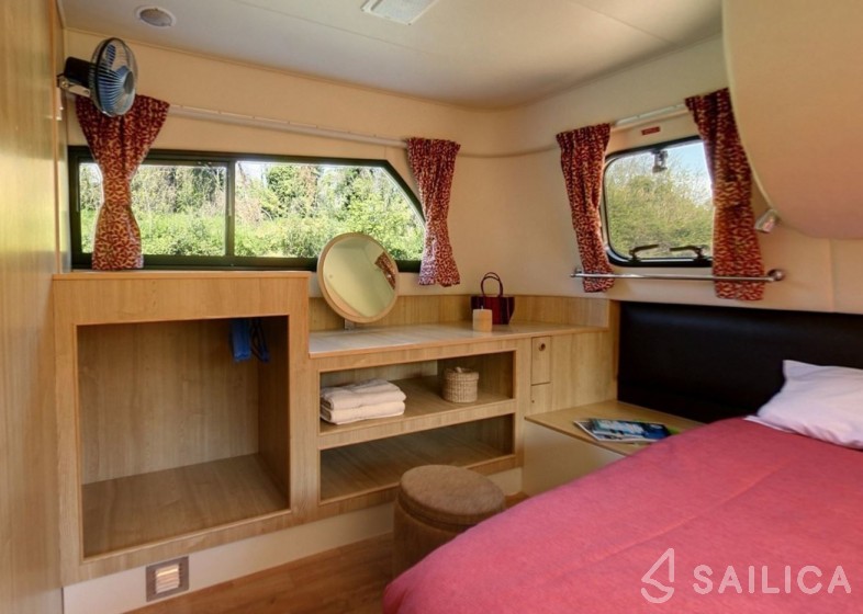 Le Boat Royal Mystique B - Yacht Charter Sailica