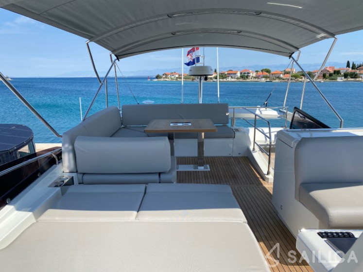 Prestige 590 Fly - Yacht Charter Sailica