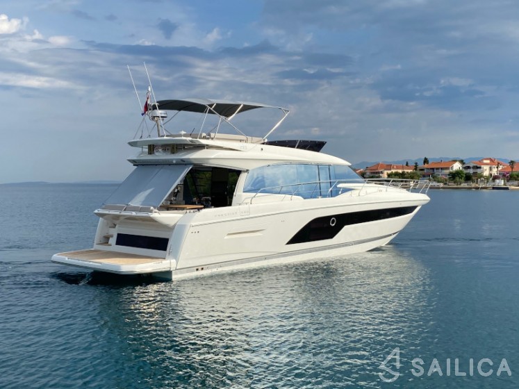 Prestige 590 Fly - Yacht Charter Sailica