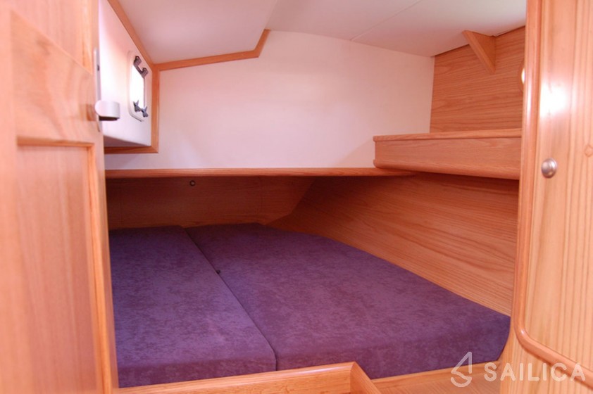 Ovni 365 - Yacht Charter Sailica