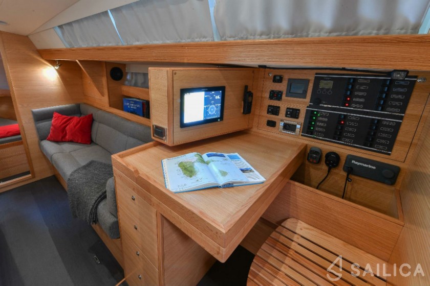 Ovni 395 - Yacht Charter Sailica