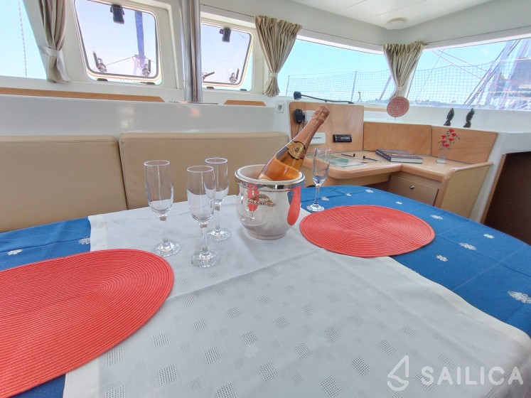 Lagoon 400 - Yacht Charter Sailica