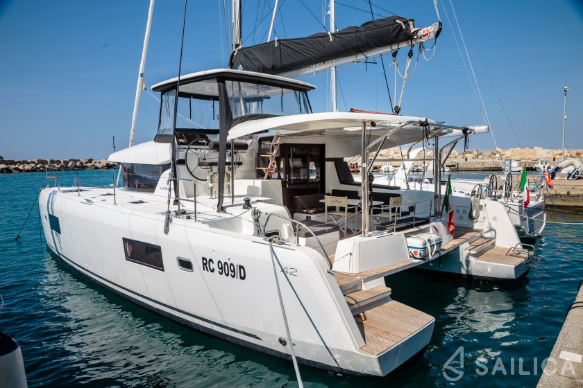 Lagoon 42 - Yacht Charter Sailica