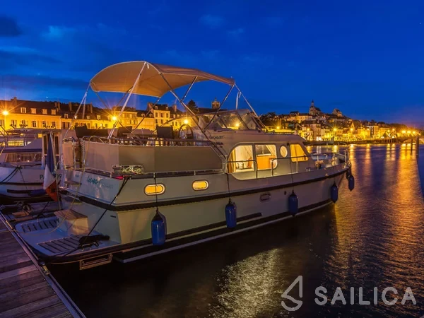 Grand Sturdy 34.9 - Yacht Charter Sailica