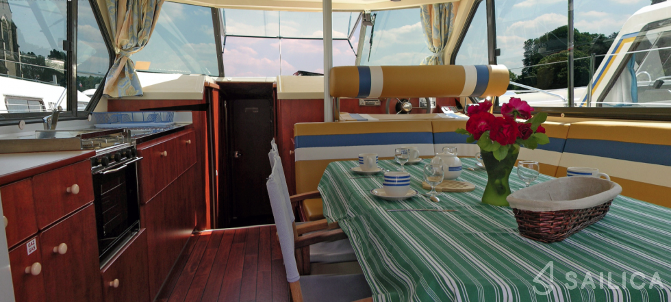 Nicols Sedan 1170 - Yacht Charter Sailica