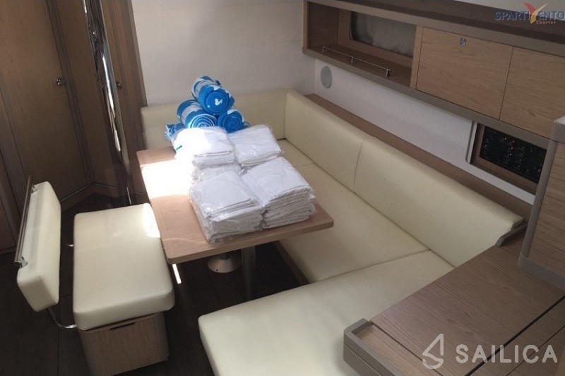 Oceanis 45 - Yacht Charter Sailica