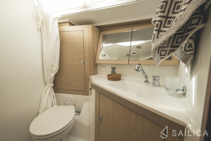 Oceanis 45 - Yacht Charter Sailica