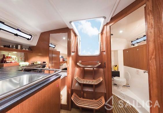 Bavaria 320 - Yacht Charter Sailica