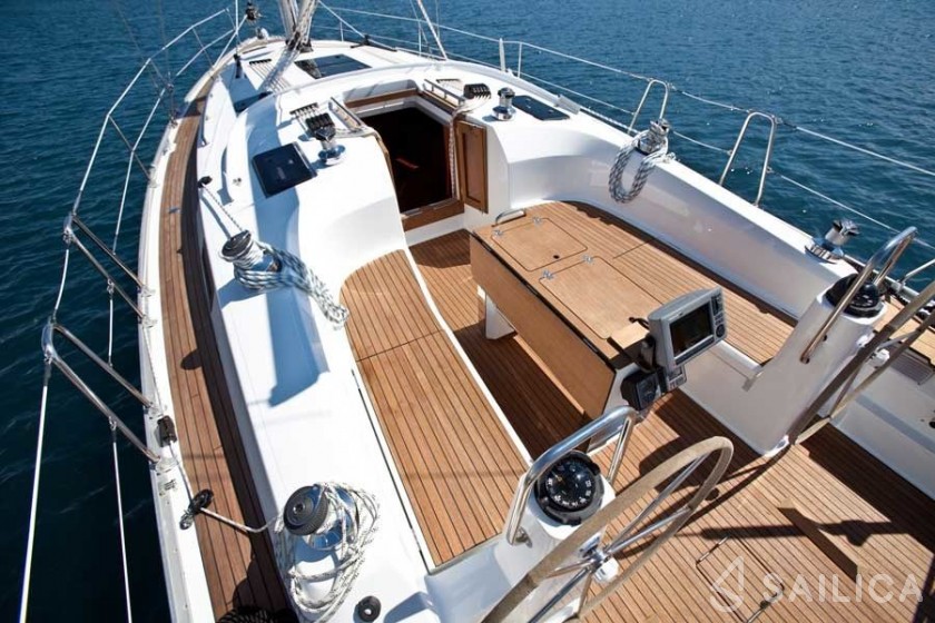 Bavaria Sport 400 - Yacht Charter Sailica