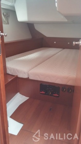 Oceanis 45 - Yacht Charter Sailica