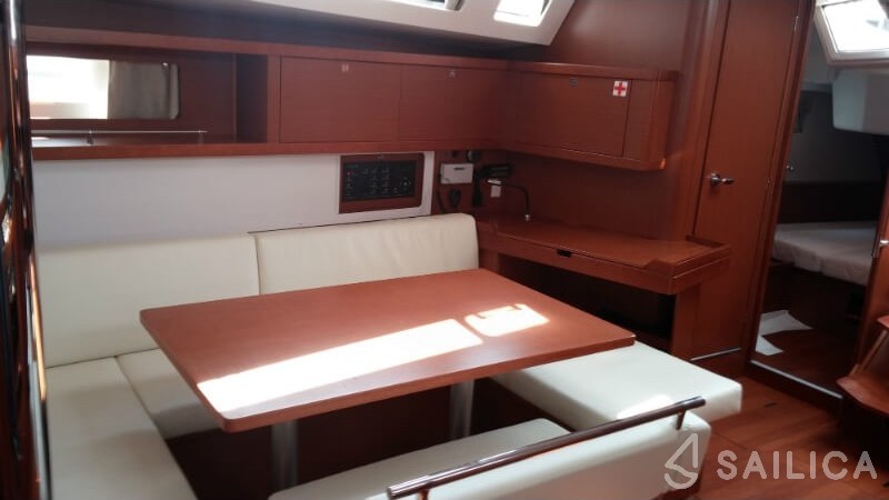 Oceanis 45 - Yacht Charter Sailica