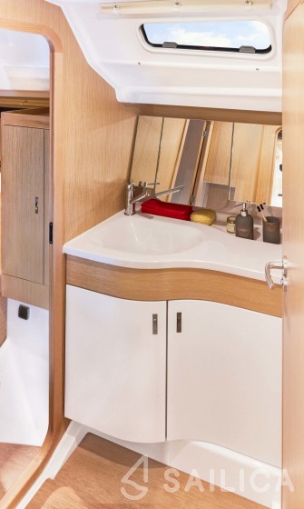 Dehler 38 SQ - Yacht Charter Sailica