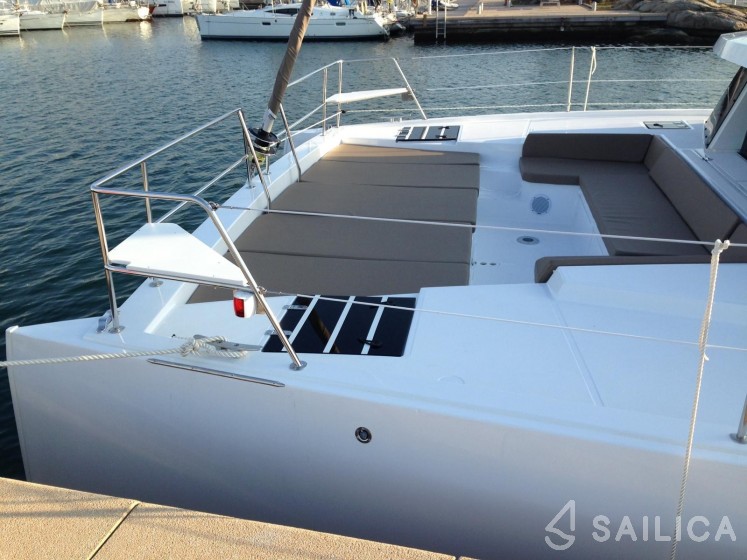Bali 4.1 - 4 cab. - Yacht Charter Sailica