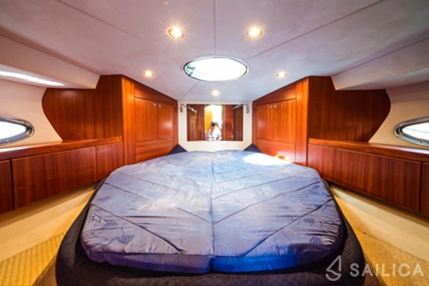 Galeon 330 Fly - Yacht Charter Sailica