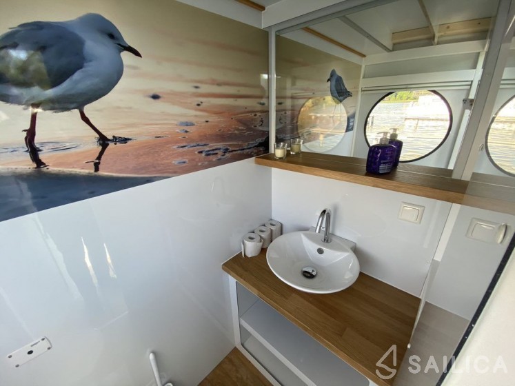 Houseboat Kompakt - Yacht Charter Sailica