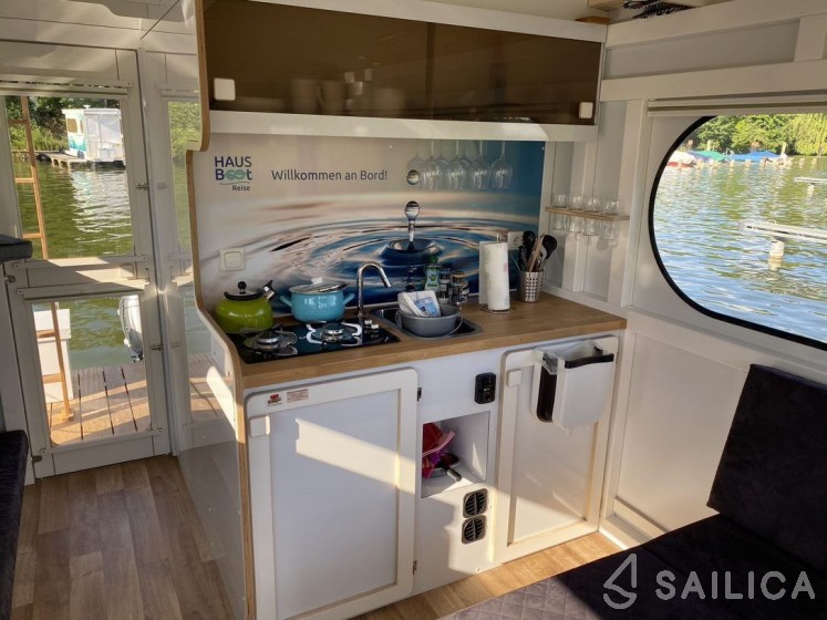 Houseboat Kompakt - Yacht Charter Sailica