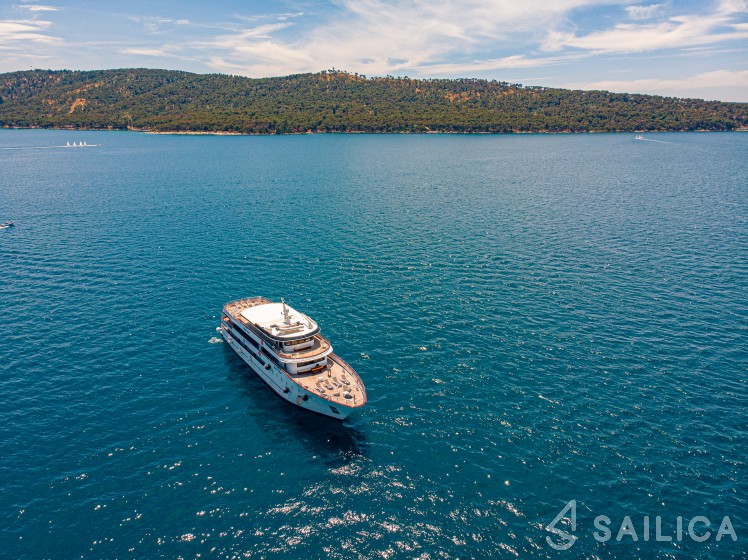 Luxury Motor Yacht - Yacht Charter Sailica
