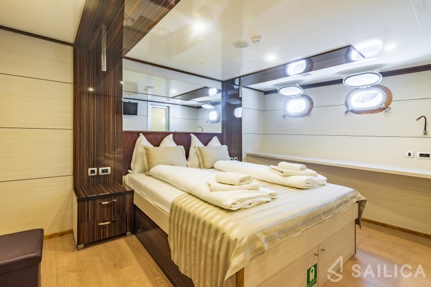 Luxury Motor Yacht - Yacht Charter Sailica