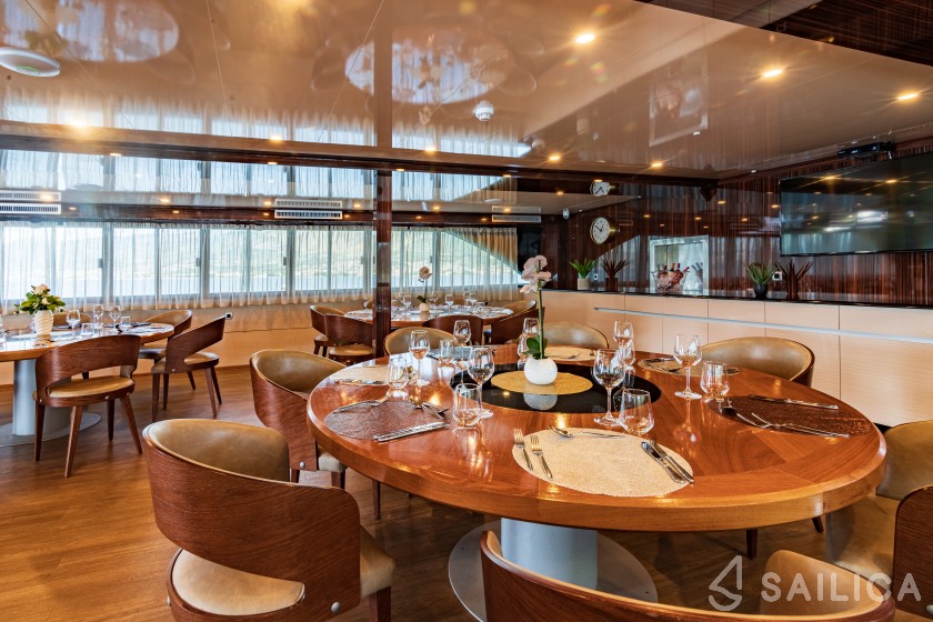 Luxury Motor Yacht - Yacht Charter Sailica