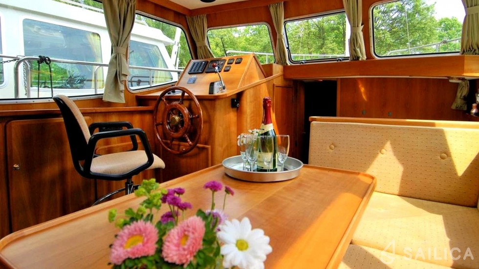 Linssen Dutch Sturdy 320 - Yacht Charter Sailica